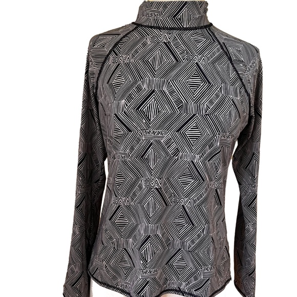 Geometric Pattern Rash guard and matching skirt - Picture 3 of 5